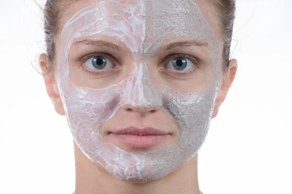 Dos máscara cosmética de arcilla gris con exfoliante y crema en la cara — Foto de Stock