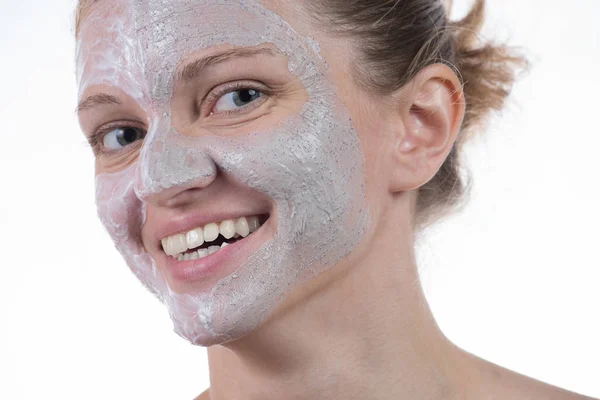 Dos máscara cosmética de arcilla gris con exfoliante y crema en la cara —  Fotos de Stock