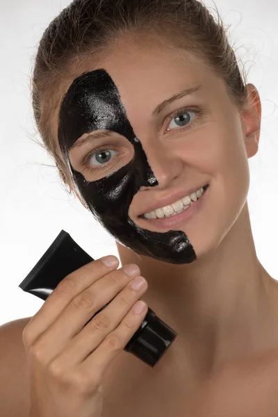 Feliz hermosa chica sonriendo sobre un fondo blanco en un cosmético —  Fotos de Stock