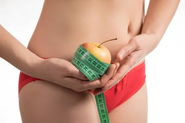 Девушка на диете измерения талии и живота сантиметра и выглядит — стоковое фото