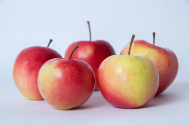 kırmızı ve sarı elmalar