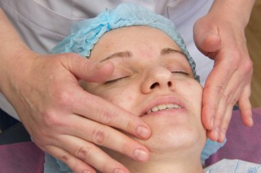 Profesyonel akne kabinde temizlik yüz