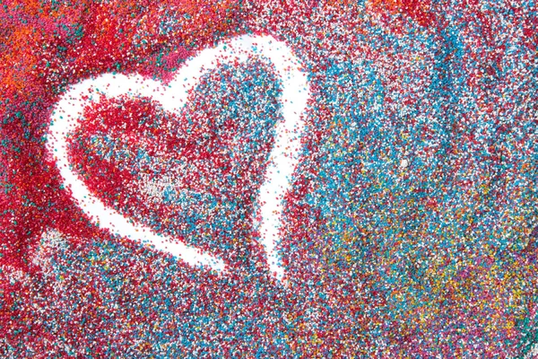 Schöner Herzhintergrund auf farbigem Sand aus Muscheln — Stockfoto