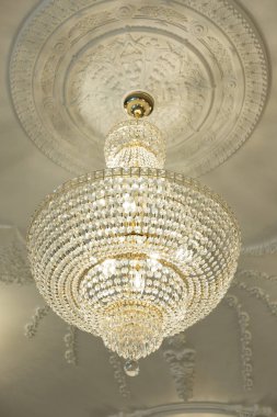 Cam boncuk beyaz bir decorat üzerinde yapılan büyük elektrik avize