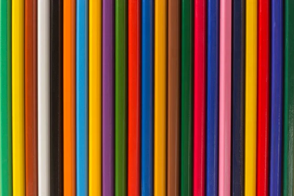 Кілька дерев'яних кольорових олівців в рядку для фону — стокове фото
