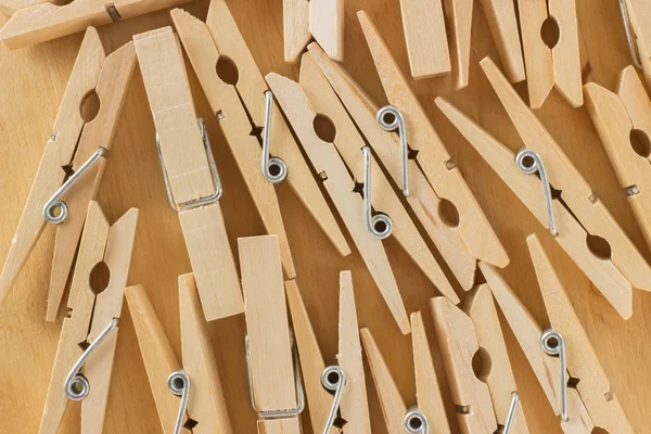 Na pozadí řady dřevěných clothespins na stůl — Stock fotografie