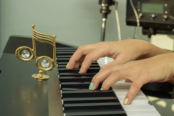 Fingers playing electronic piano keyboards — Stock Photo, Image