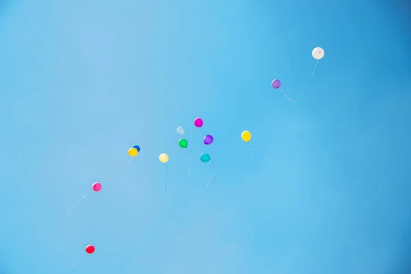Muitos balões de cores diferentes são bombeados com hélio voando — Fotografia de Stock