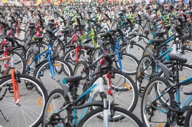 Bisikletler tekerlekli şehir karesi ile çok sayıda satırı