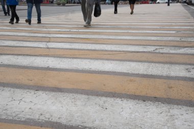 Sarı ve beyaz çizgiler ve insanlar ile yaya geçişi Wal
