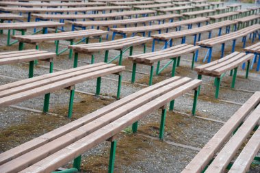 Yaz sokakta ahşap banklara bir satırın arka plan