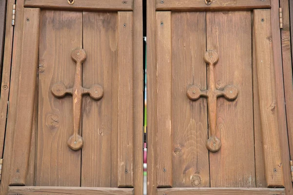 Puertas cerradas de madera con cruces en las puertas —  Fotos de Stock