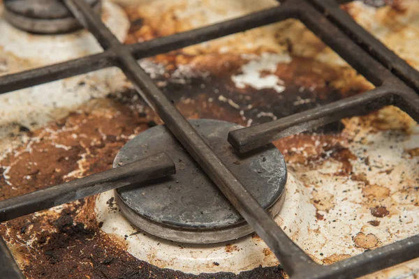 Placas de cocina de gas manchadas durante la cocción — Foto de Stock