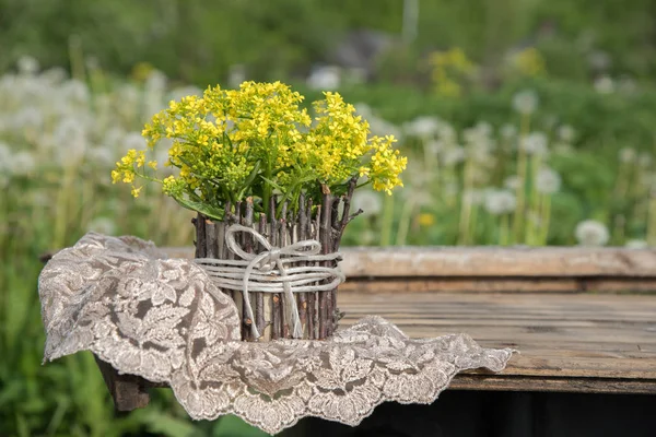 Ein Strauß schöner kleiner gelber blühender Blumen namens r — Stockfoto