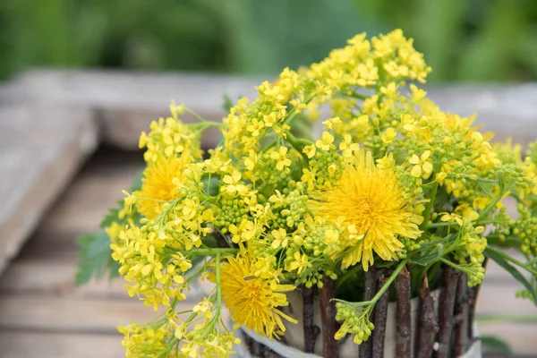 Um buquê de lindas pequenas flores amarelas chamadas r — Fotografia de Stock