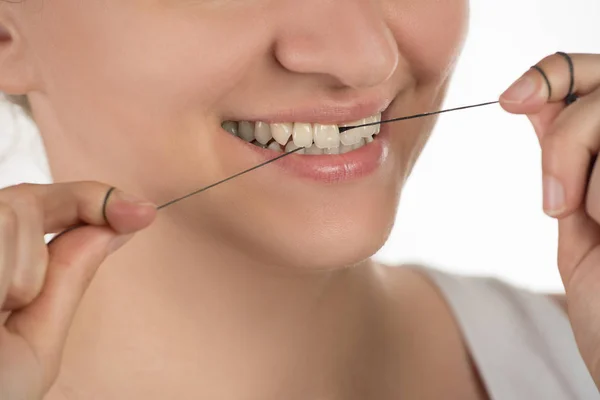Higiene de la cavidad oral Chica joven limpia los dientes con hilo dental , —  Fotos de Stock