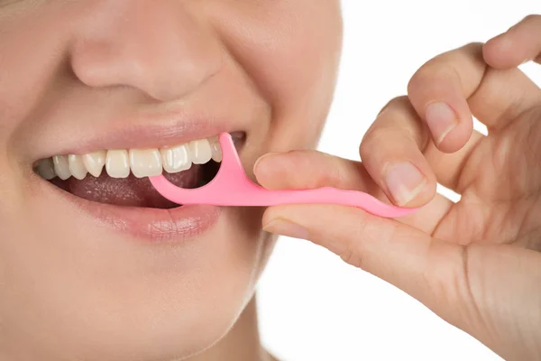 Oral kavite hijyen. Diş ipi ile genç kız temizler, — Stok fotoğraf