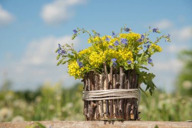 Güzel küçük sarı çiçek çiçek bir buket r denilen