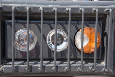 Bir ızgara içinde için ağır bir kamyondan tarafından korunan sinyal Far