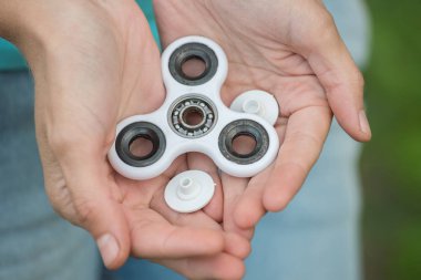 Kırık beyaz bir spinner elinde ayrıntılarını