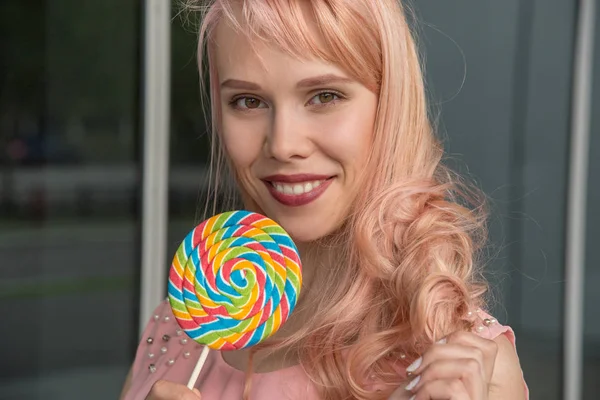 年轻漂亮的女孩拿的多形式的焦糖糖果- — 图库照片