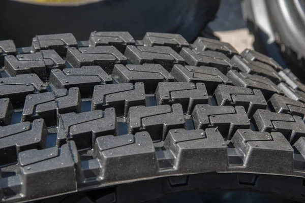 Patrón de banda de rodadura del neumático de goma negro de cerca — Foto de Stock