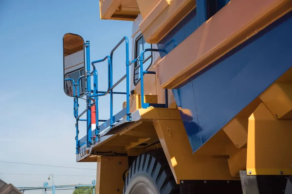 Teile aus einem großen Auto für den Transport von Erz namens Bel — Stockfoto