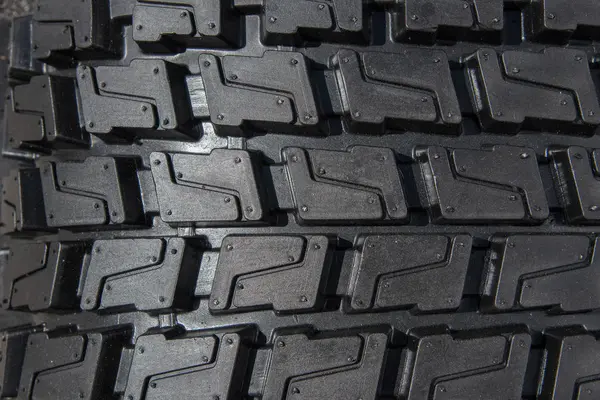 トレッド パターンの黒いゴム製タイヤのクローズ アップ — ストック写真