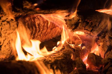 Turuncu ve kırmızı arka plan bir kamp ateşi geceleri kıvılcım.