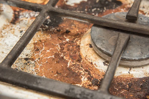 Placas de cocina de gas manchadas durante la cocción — Foto de Stock