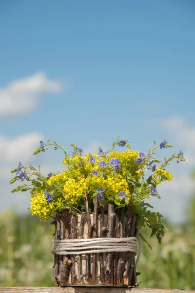 Güzel küçük sarı çiçek çiçek bir buket r denilen