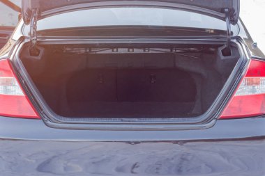 Kabin, direksiyon simidi, gövde, hız göstergesi ve açık kapı siyah arabaya ayrıntılarını