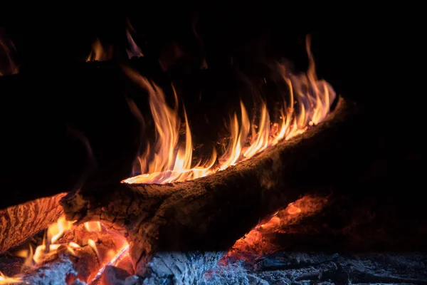 Background of orange and red sparks from a campfire at night — Stock Photo, Image