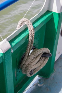 Gemide kalın bir ip asılı