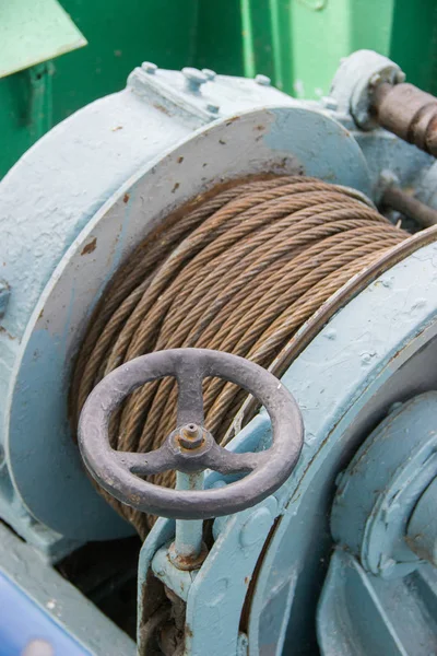 Winch con cuerda y grúa en un barco en el río — Foto de Stock