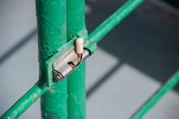 Metall sjutton är stängd på järndörrar — Stockfoto