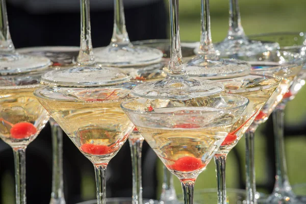 Slayt şampanya. Kırmızı Kiraz ile şampanya bardağı Piramidi.