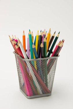 Bir grup beyaz bir backgro üzerinde bir yazma-cam renkli kalemler