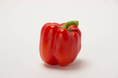 Beyaz bir arka plan üzerinde güzel büyük kırmızı biber