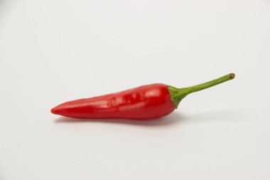 Beyaz zemin üzerinde bir olgun sıcak kırmızı biber