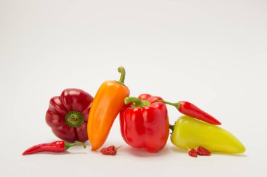 Birkaç Olgun tatlı ve sıcak biber kırmızı ve turuncu bir beyaz 