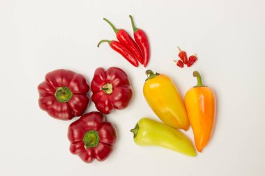 Birkaç Olgun tatlı ve sıcak biber kırmızı ve turuncu bir beyaz 