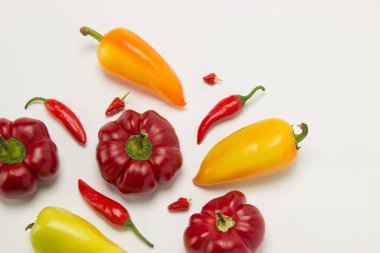Birkaç Olgun tatlı ve sıcak biber kırmızı ve turuncu bir beyaz 