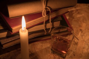 Büyülü bir top, bir parşömen, bir mum, bir bardak konyak ve gece karanlığında eski kitaplar