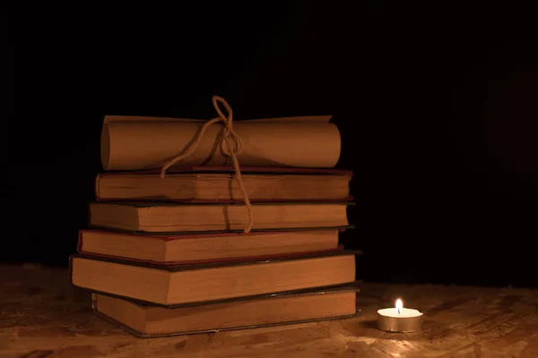 Μια μαγική μπάλα, ένας πάπυρος, ένα κερί και ένα παλιό βιβλίο στο σκοτάδι της νύχτας. — Φωτογραφία Αρχείου