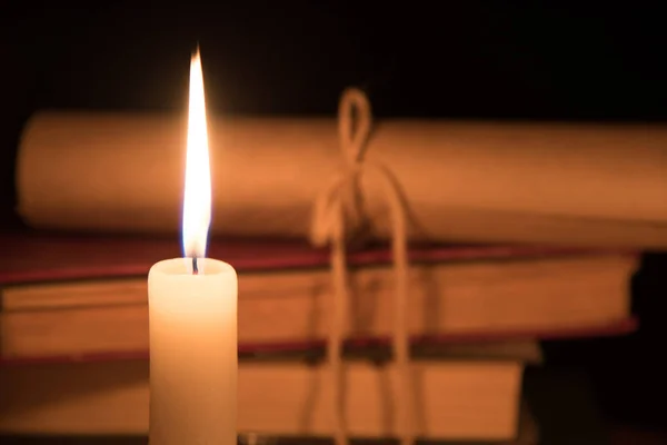 Een magische bal, een scroll, een kaars en een oud boek in het donker van de nacht — Stockfoto