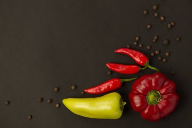 Bezelye bir bla üzerinde birkaç tatlı ve sıcak olgun biber ve baharat biber