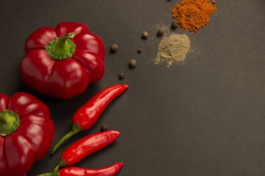 Bezelye bir bla üzerinde birkaç tatlı ve sıcak olgun biber ve baharat biber