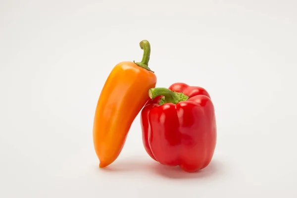 Dos hermosos pimientos rojos dulces sobre un fondo blanco — Foto de Stock