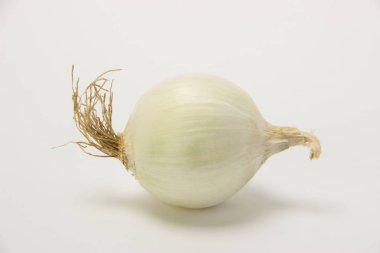 Bir arka plan üzerinde güzel olgun beyaz soğan